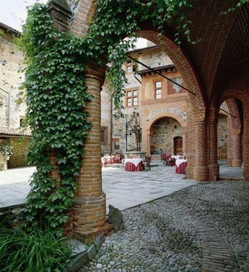 Castello Di Pavone Hotel Pavone Canavese ภายนอก รูปภาพ
