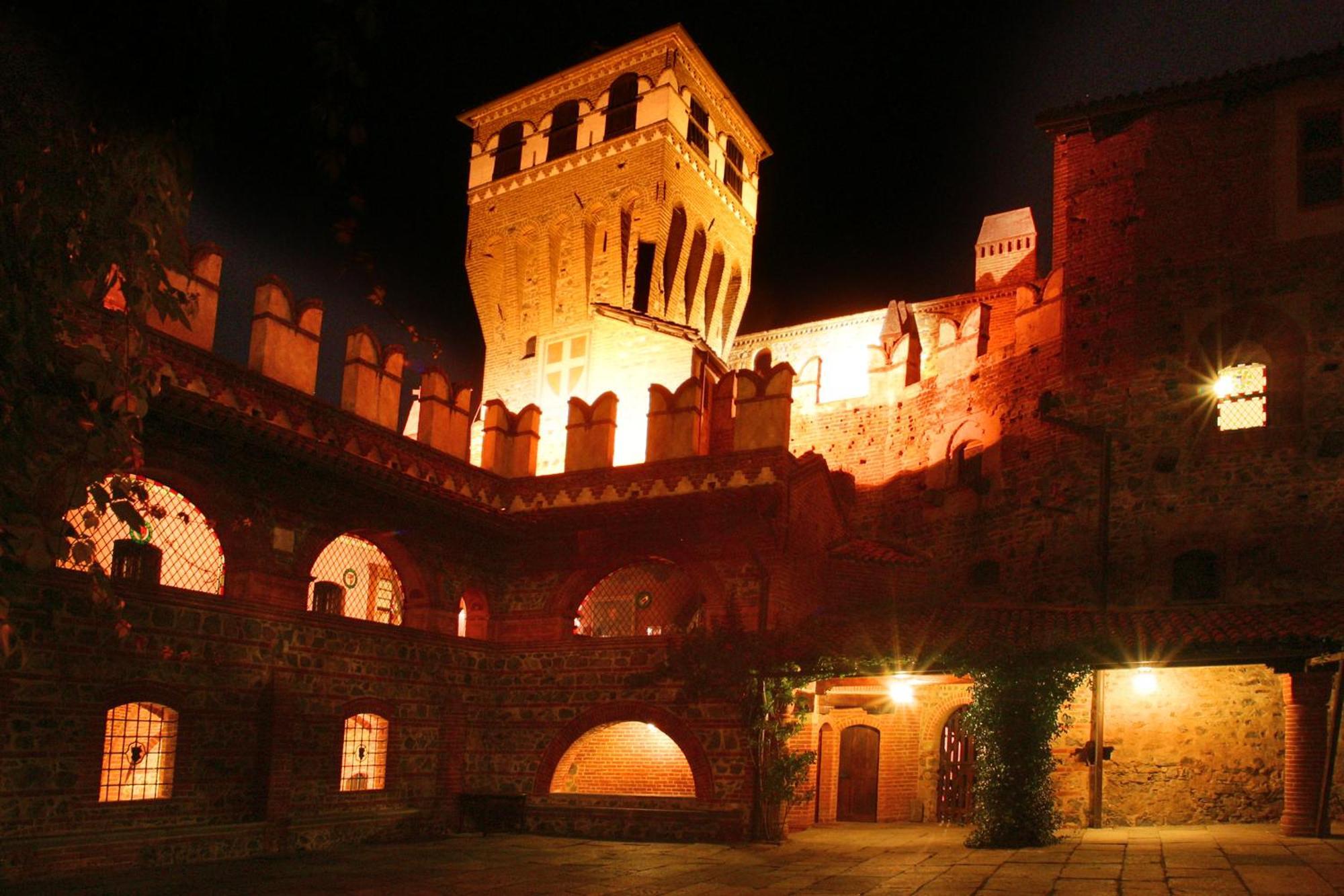 Castello Di Pavone Hotel Pavone Canavese ภายนอก รูปภาพ