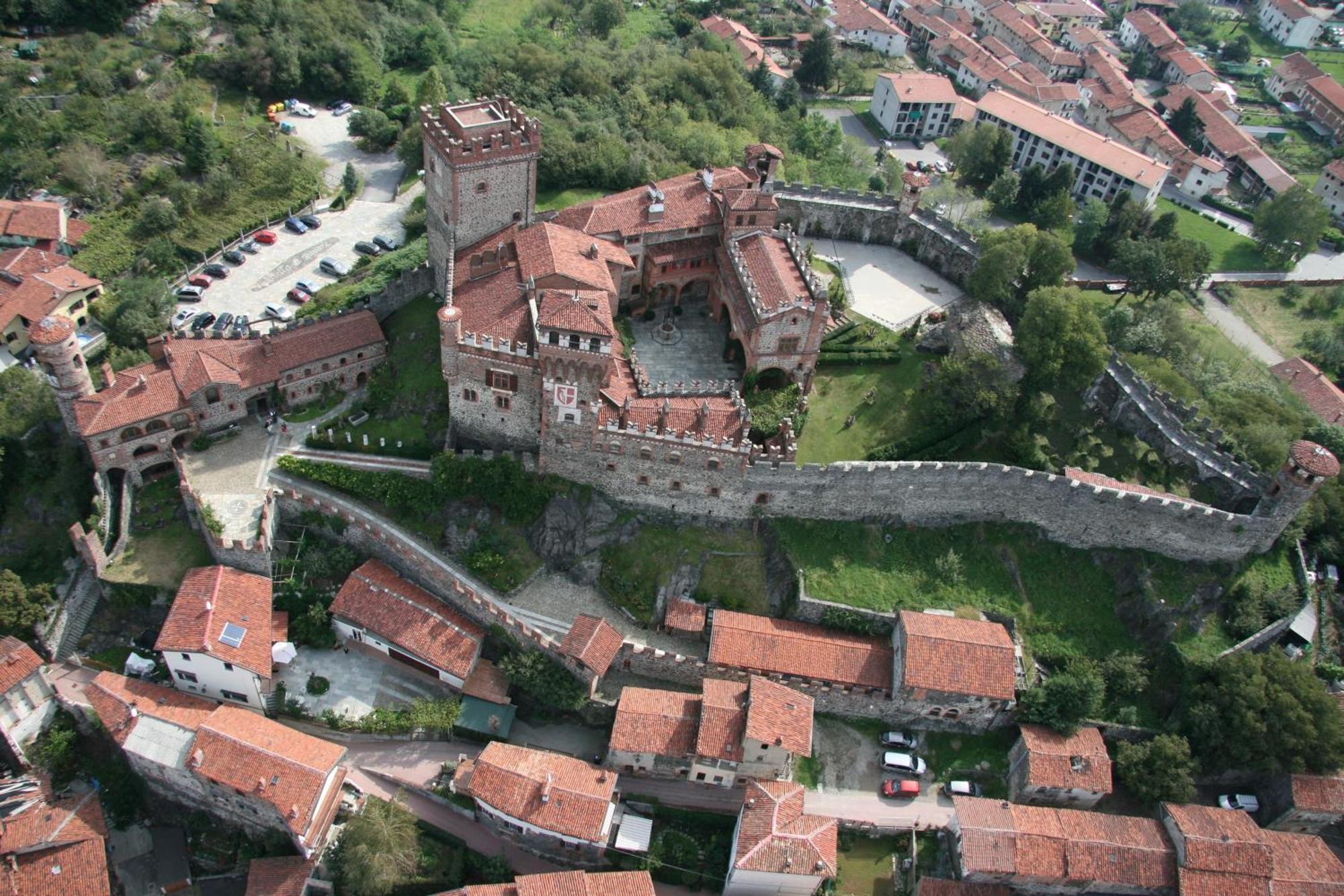 Castello Di Pavone Hotel Pavone Canavese ภายนอก รูปภาพ