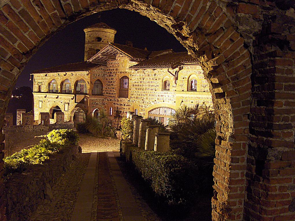 Castello Di Pavone Hotel Pavone Canavese ภายนอก รูปภาพ