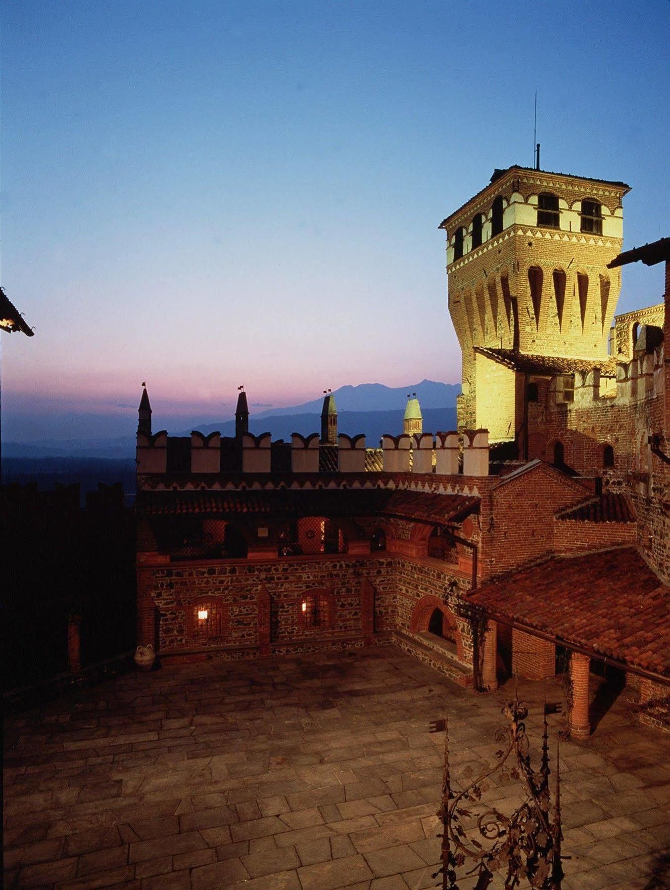 Castello Di Pavone Hotel Pavone Canavese ภายนอก รูปภาพ