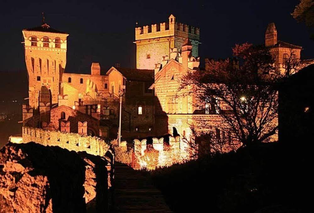 Castello Di Pavone Hotel Pavone Canavese ภายนอก รูปภาพ