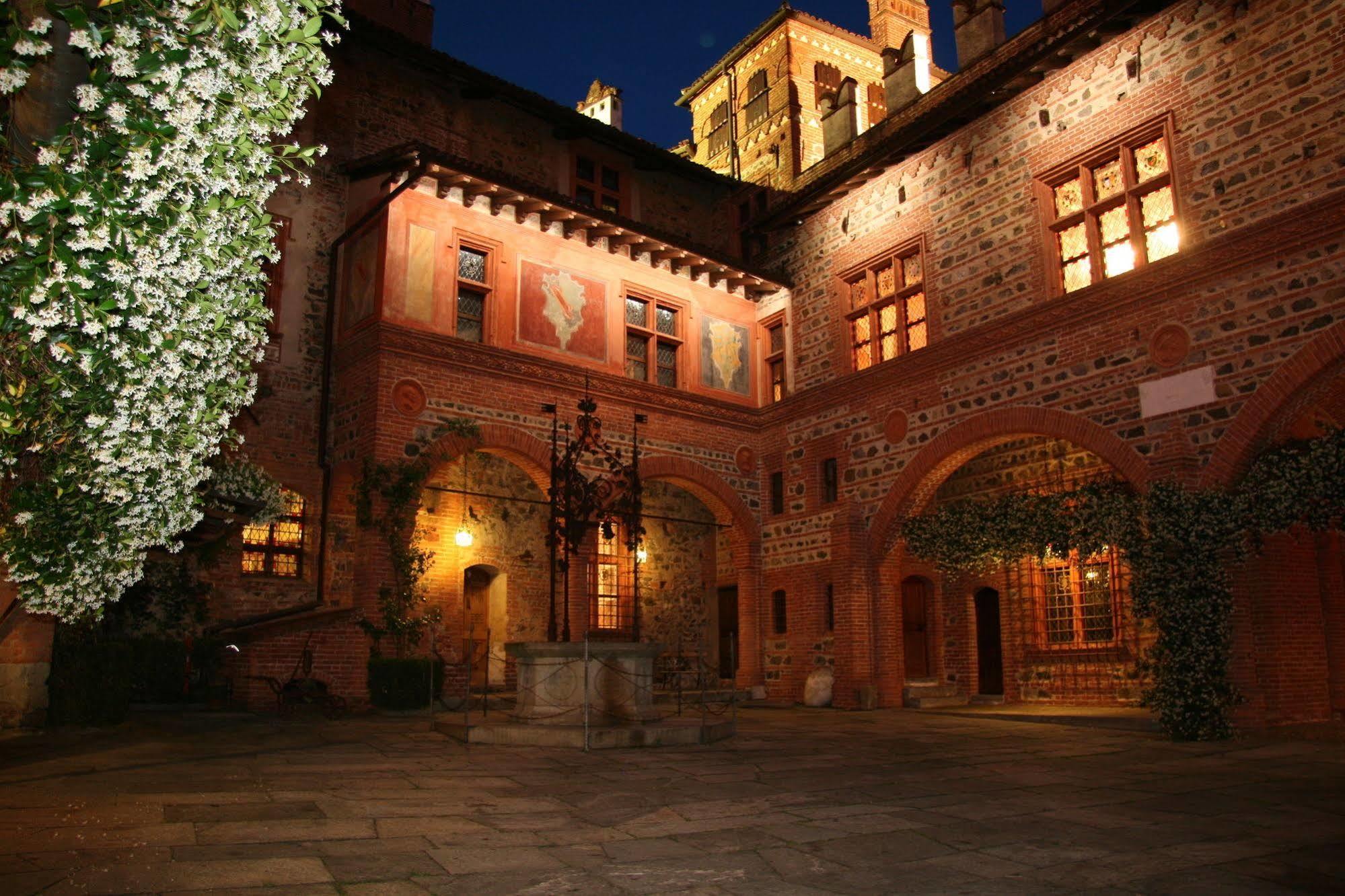 Castello Di Pavone Hotel Pavone Canavese ภายนอก รูปภาพ