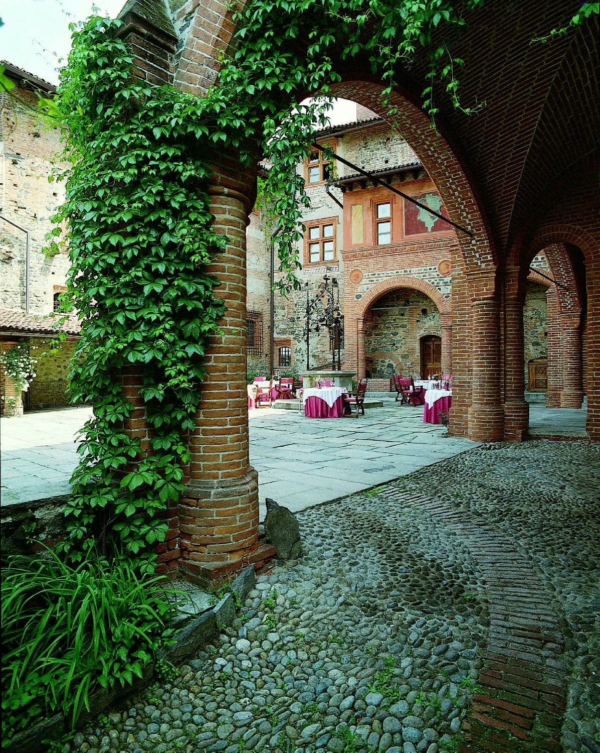 Castello Di Pavone Hotel Pavone Canavese ภายนอก รูปภาพ